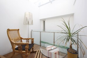 Caja fuerte, escritorio, cortinas opacas y tabla de planchar con plancha