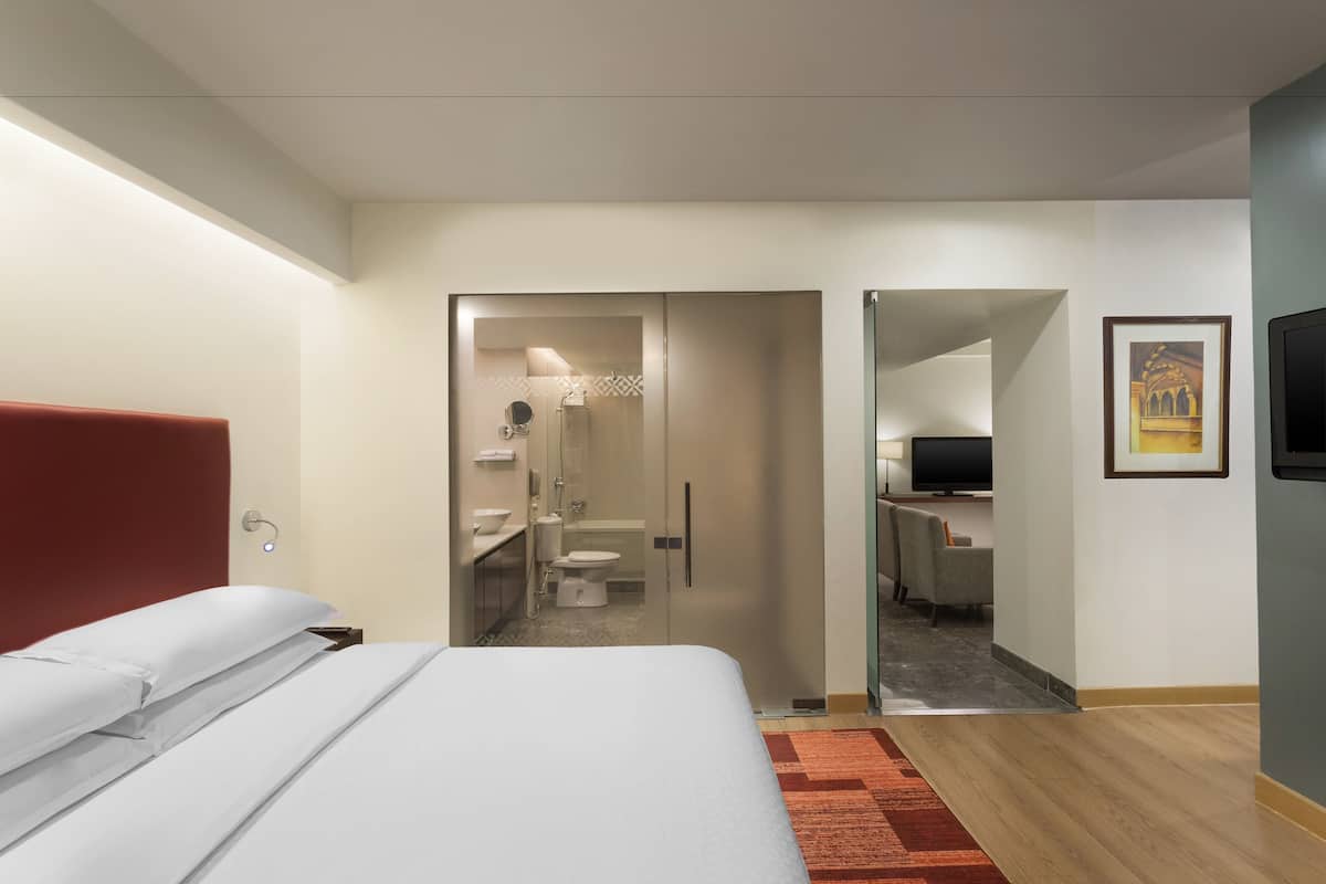 Luxe beddengoed, een minibar, een kluis op de kamer, een bureau