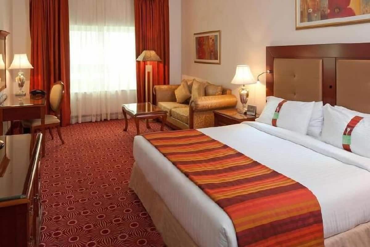 Ylelliset vuodevaatteet, untuvapeitot, minibaari, tallelokero huoneessa