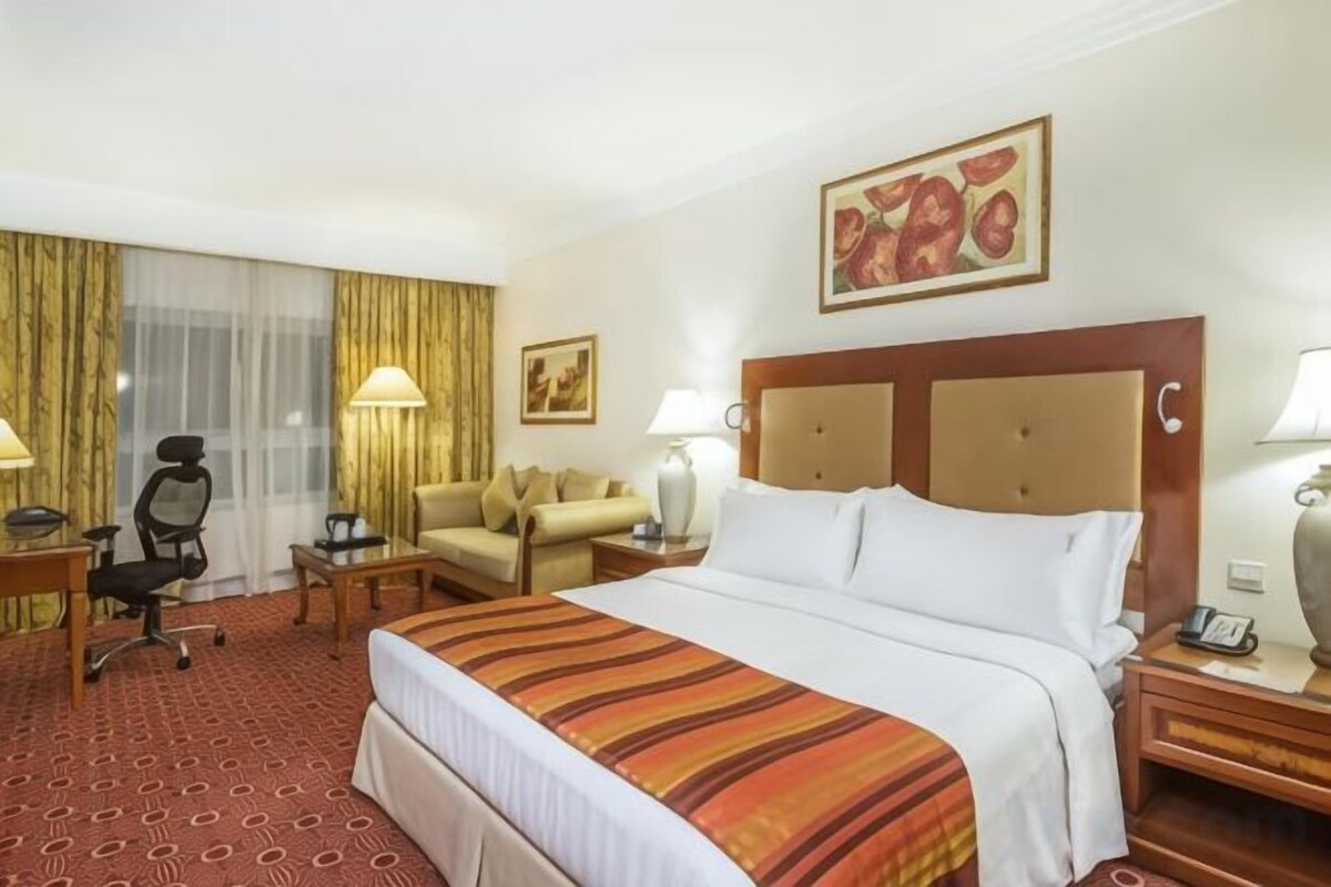 Ropa de cama de alta calidad, edredones de plumas, minibar y caja fuerte