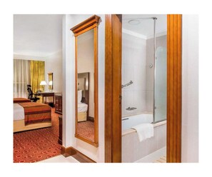 Premium bedding, down duvets, minibar, in-room safe - Sunday Hotel Holiday International Dubai (Dubai)