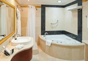 Shower, slippers, soap, toilet paper - Sunday Hotel Holiday International Dubai (Dubai)