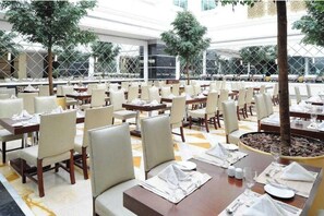2 restaurants, breakfast, lunch, dinner served; international cuisine 