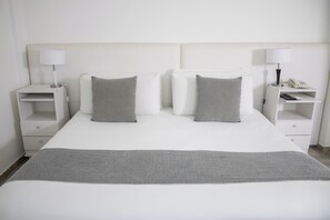 Classic Room | Minibar, in-room safe, desk, soundproofing - Ker Recoleta Hotel (Buenos Aires)