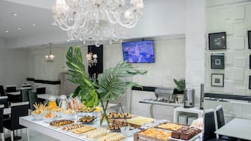 Petit déjeuner complet compris tous les jours