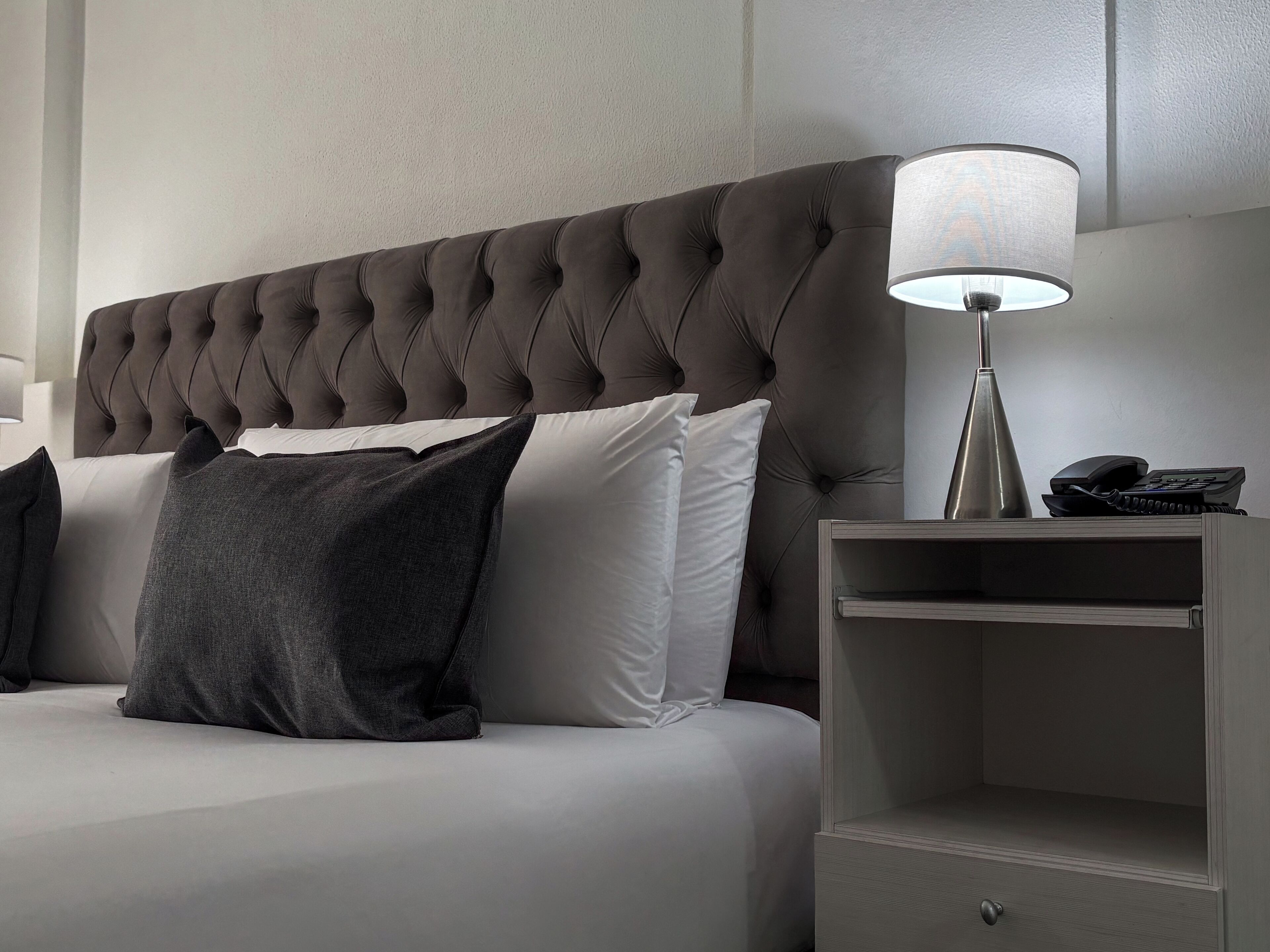Executive Room | Minibar, in-room safe, desk, soundproofing