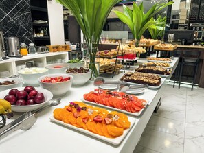 A buffet with various food items and a coffee station. - Ker Recoleta Hotel (Buenos Aires)