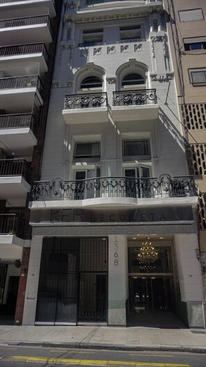 A multi-story building with a prominent entrance, large windows, and a decorative balcony. - Ker Recoleta Hotel (Buenos Aires)