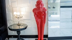 A modern interior with a glass table and a red sculpture. - Ker Recoleta Hotel (Buenos Aires)