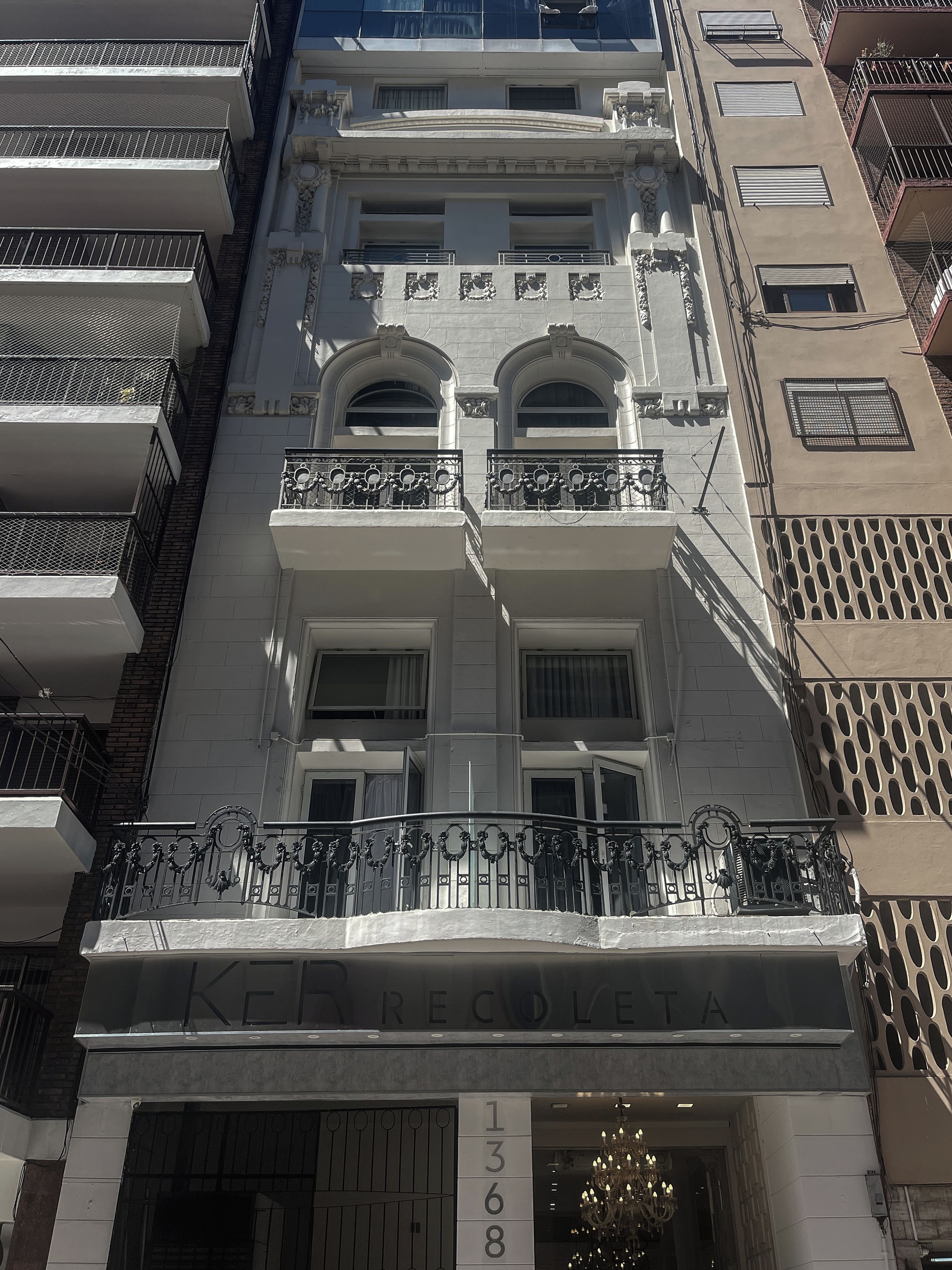 Un edificio con un balcón, un letrero que dice 'KEIRECOTA' y el número '1368' en la fachada.