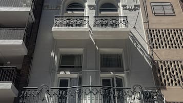 Un edificio con un balcón, un letrero que dice 'KEIRECOTA' y el número '1368' en la fachada.