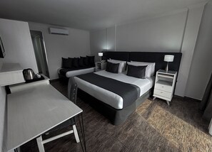 A hotel room with a bed, bedside tables, a desk, and a chair. - Ker Recoleta Hotel (Buenos Aires)