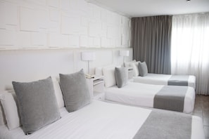 Minibar, caja de seguridad en la habitación y escritorio