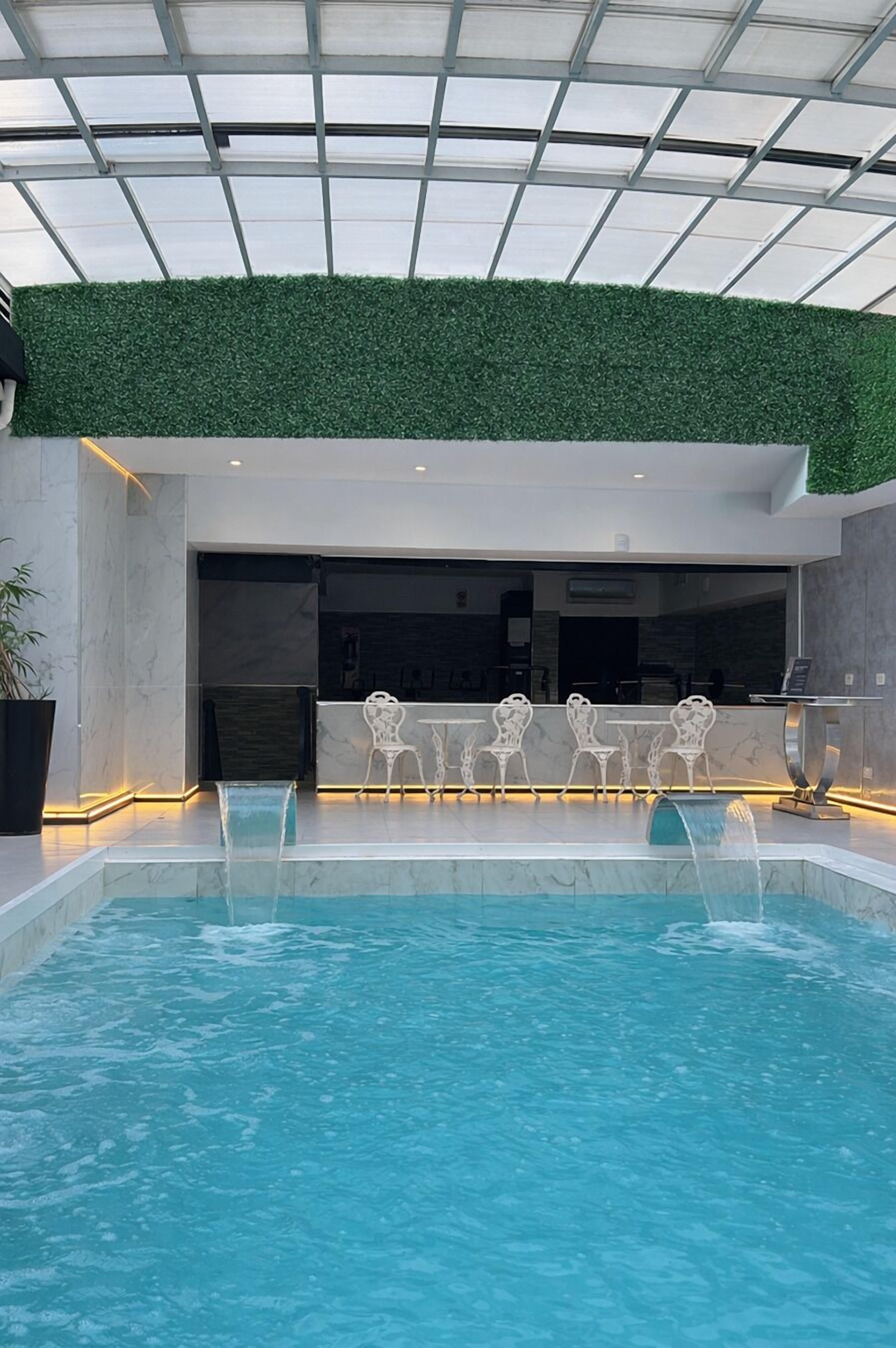 Una piscina al aire libre