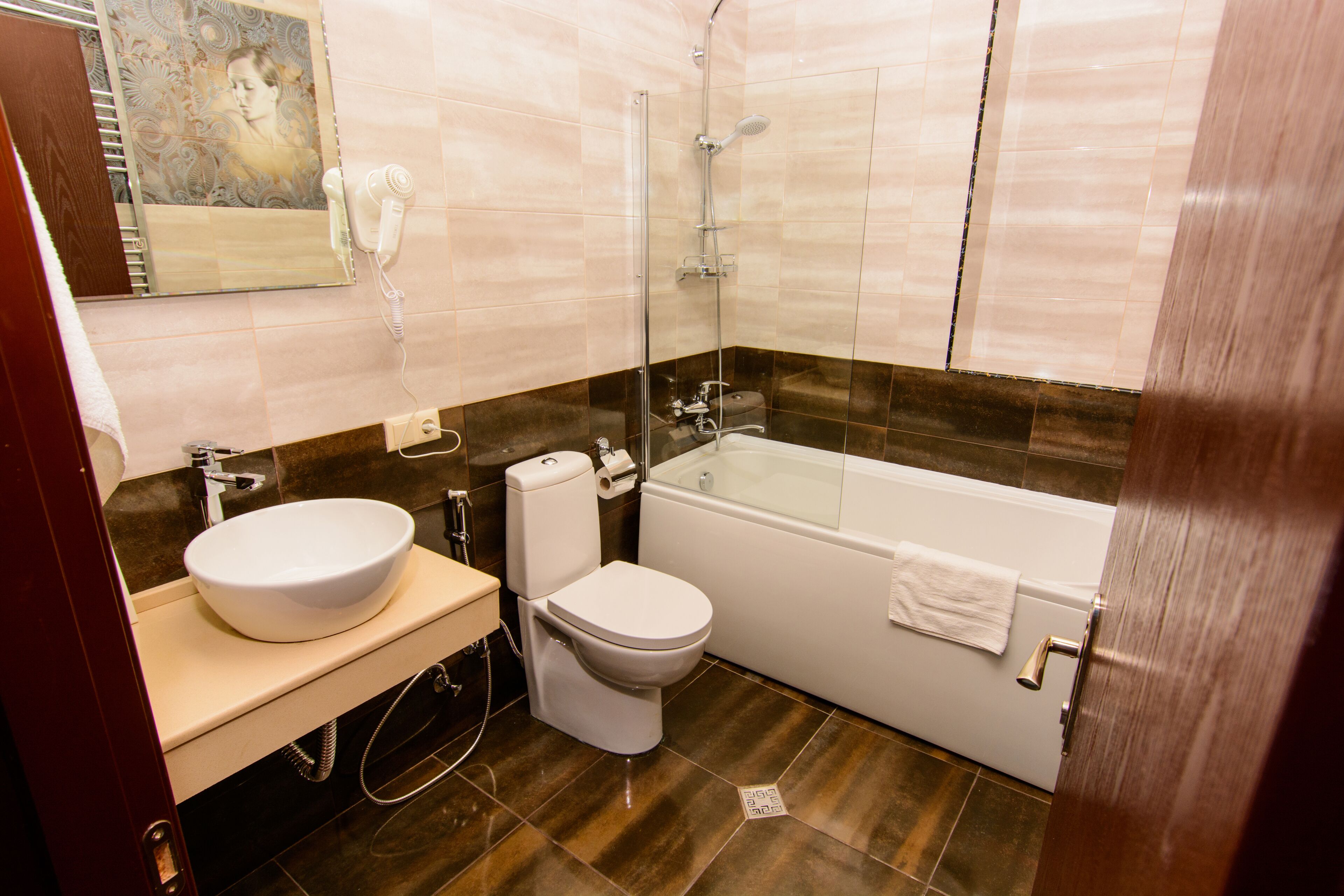 combined shower/bathtub, eco-friendly toiletries, hair dryer, slippers