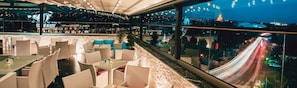 2 bares/lounges