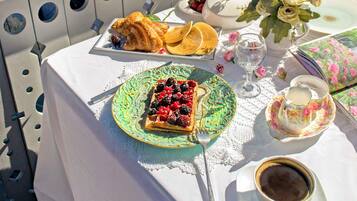 2 restaurants, breakfast served