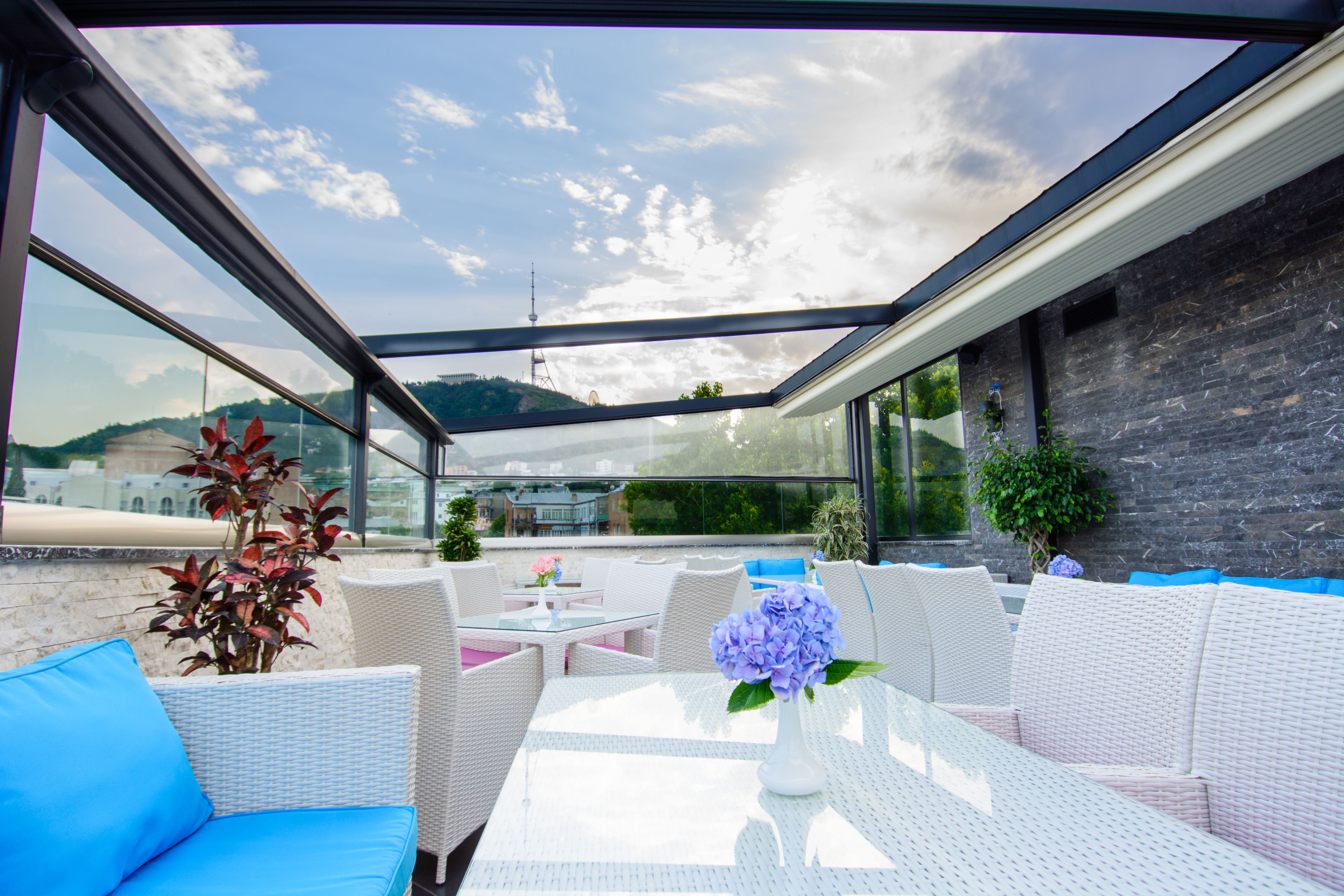 2 restaurants, breakfast served