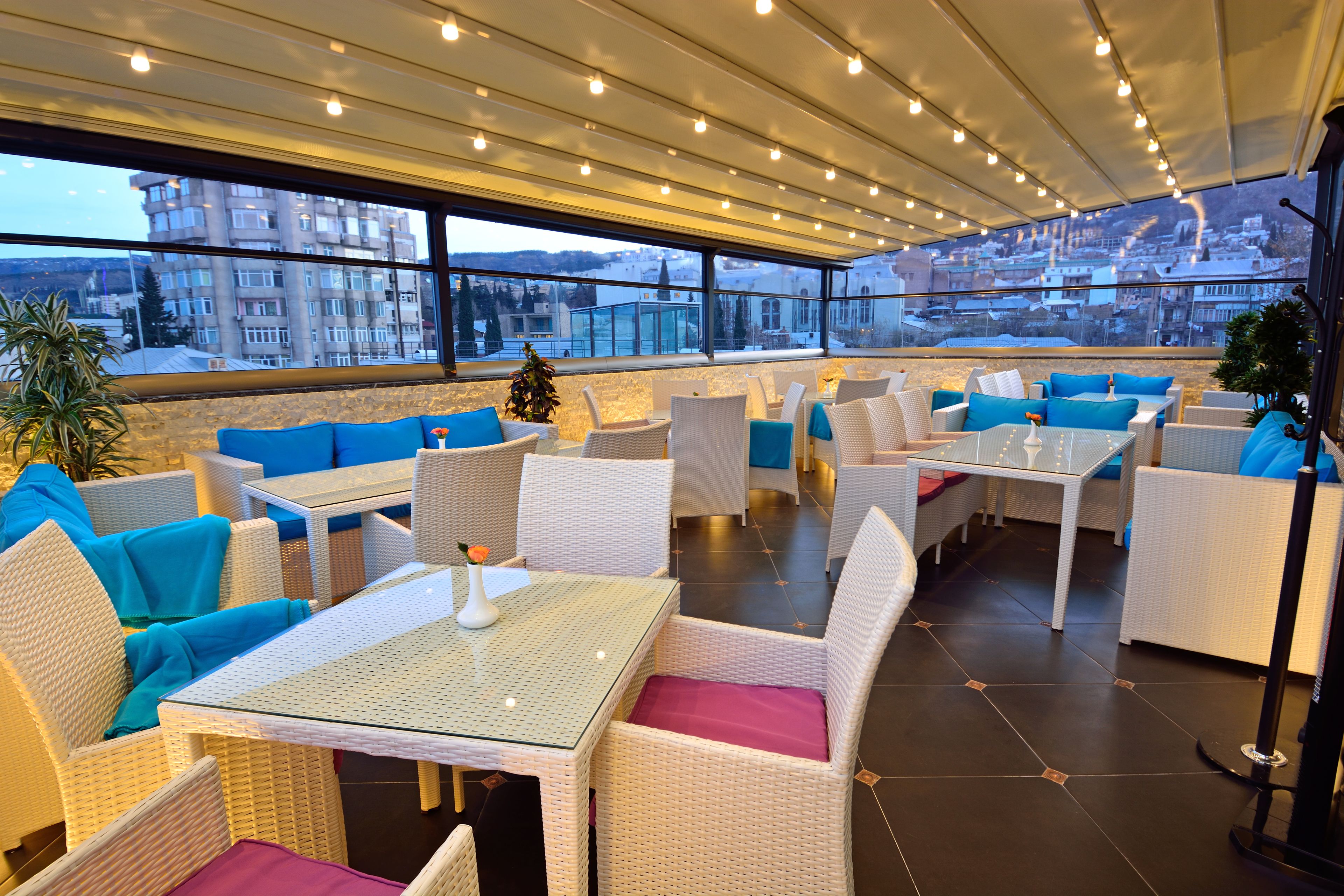 2 restaurants, breakfast served