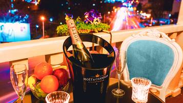 2 restaurantes, se sirve desayuno