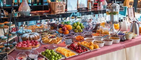 Daily buffet breakfast (GEL 30 per person)