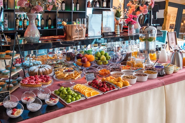 Daily buffet breakfast for a fee