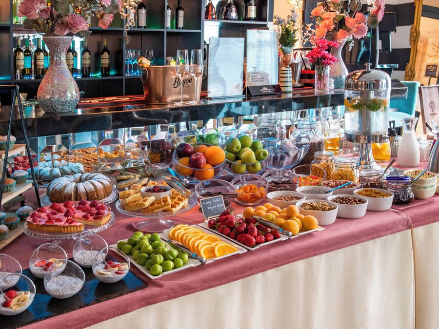 Frokostbuffé hver dag (GEL 60 per person)