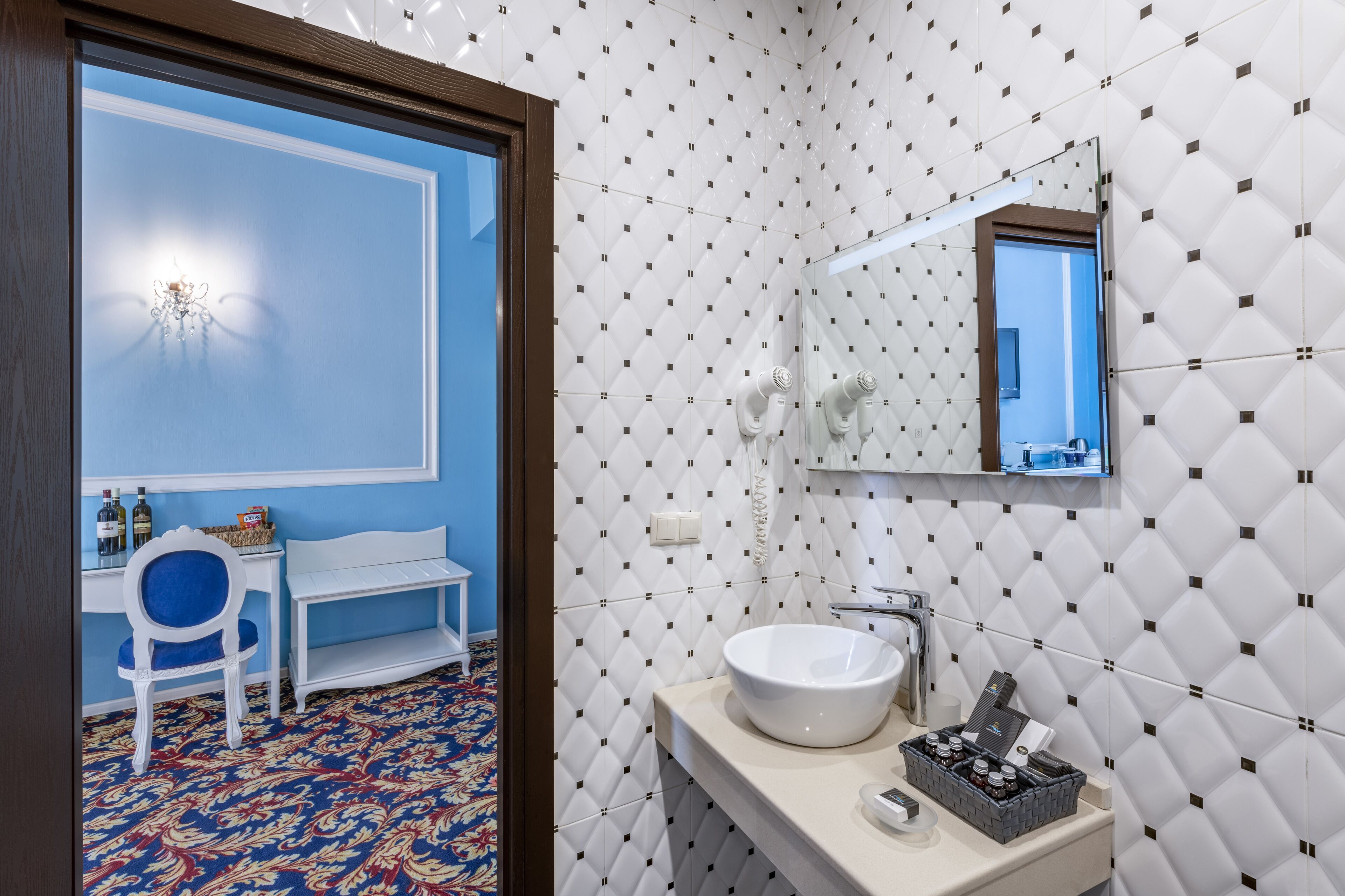 deluxe room, balcony | bathroom | combined shower/bathtub, eco-friendly toiletries, hair dryer, slippers