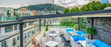 2 Bars/Lounges