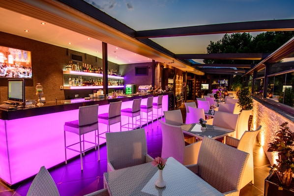 2 bares/lounges