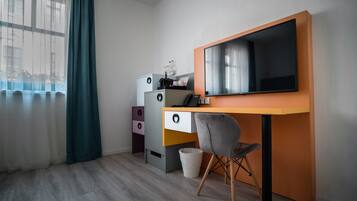 Standaard Twin kamer | Een kluis op de kamer, individueel gedecoreerd, een bureau, gratis wifi