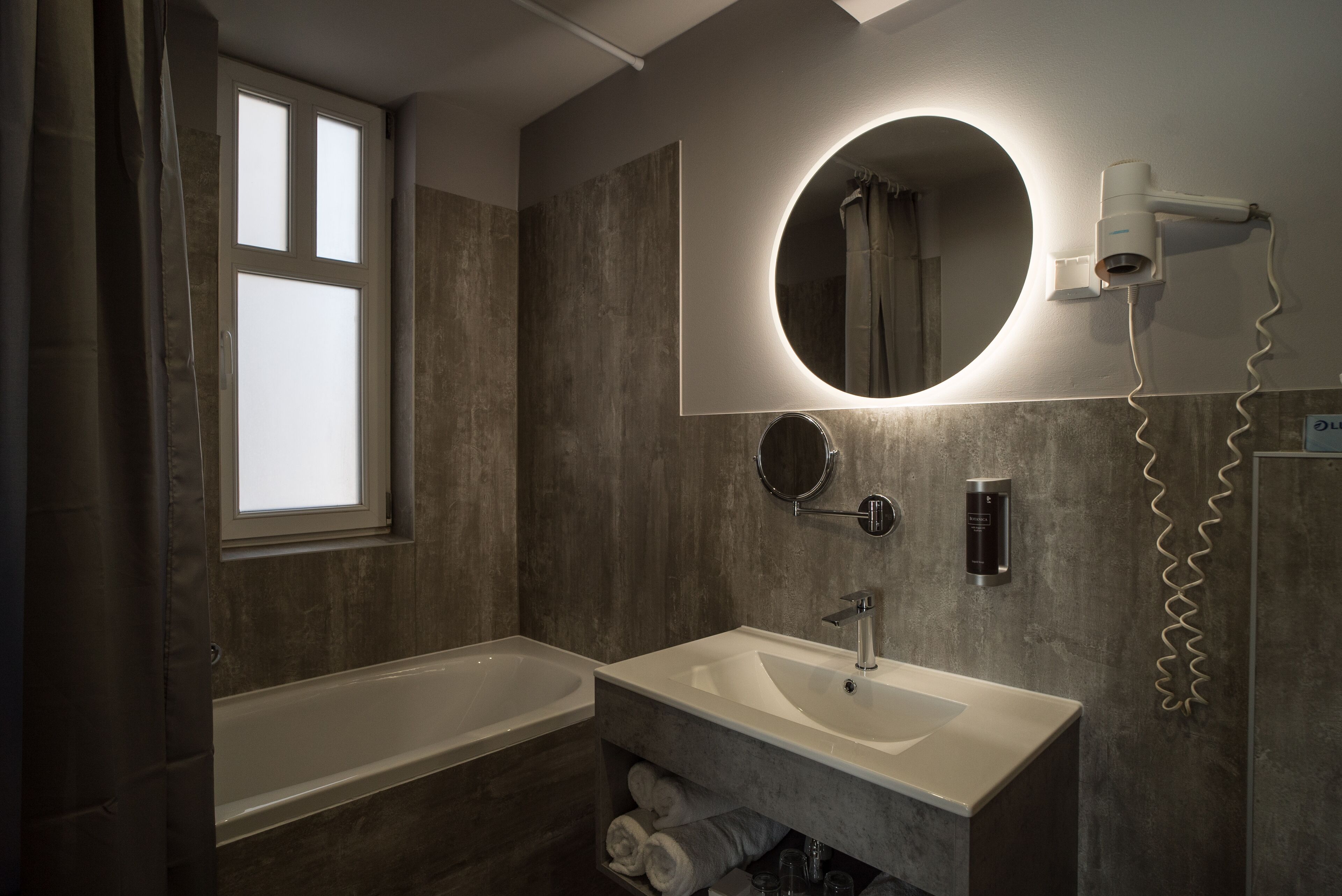 Quadruple Room with Air Conditioner | Baño | Regadera, secadora de cabello, toallas 