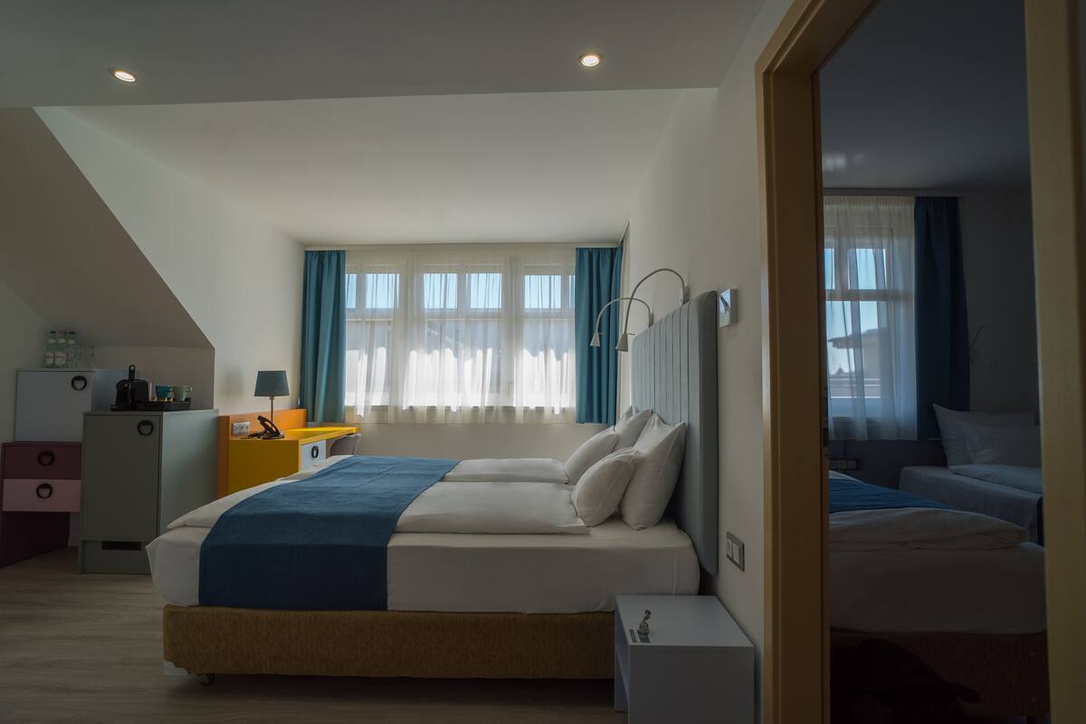 Une chambre avec un grand lit, un bureau et une armoire.