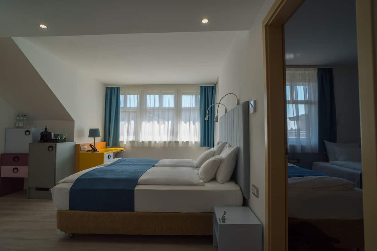 1 Schlafzimmer, Zimmersafe, individuell dekoriert, Schreibtisch