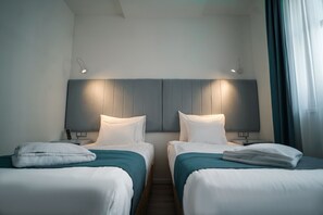 Quarto duplo standard | Cofres nos quartos, individualmente decorados, escrivaninha