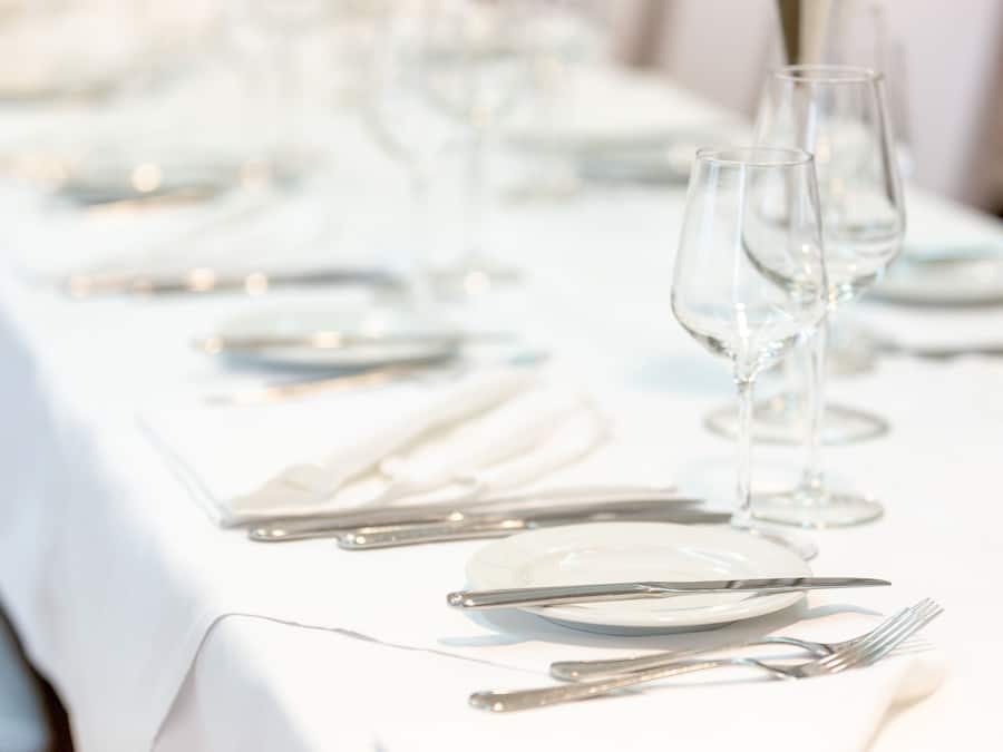 Aperto a colazione e pranzo, cucina regionale, con tavoli all'aperto