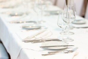 Se sirven desayunos, comidas y cocina regional con mesas al aire libre