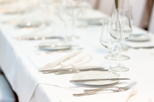 Se sirven desayunos y cocina regional (con mesas al aire libre) 