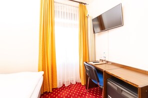 Economy Single Room | In-room safe, desk, soundproofing, free WiFi - Hotel Rheinfelderhof (Basel)