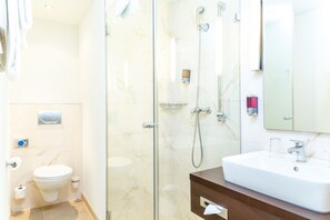 Ducha, secador de pelo y toallas