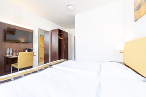 Modern Double Room | Caja de seguridad en la habitación, escritorio y insonorización