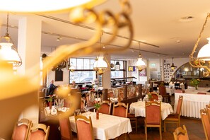 Petit déjeuner, déjeuner et dîner servis sur place