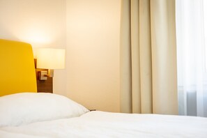 Modern Double Room | Coffre-fort, bureau, système d’insonorisation, accès au Wi-Fi (inclus)