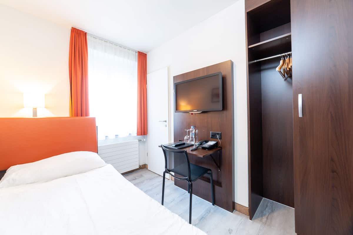 Modern Single Room | Caja de seguridad en la habitación, escritorio y insonorización