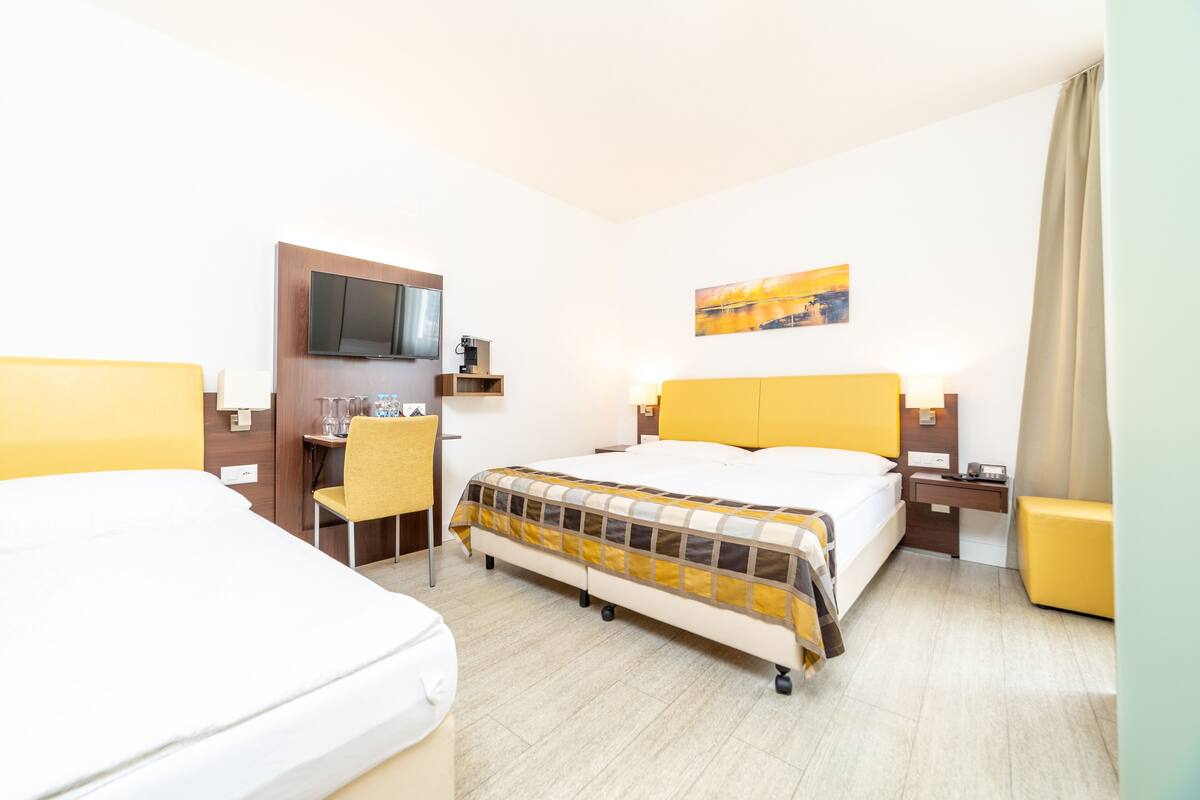 Modern Triple Room | Zimmersafe, Schreibtisch, schallisolierte Zimmer, kostenloses WLAN