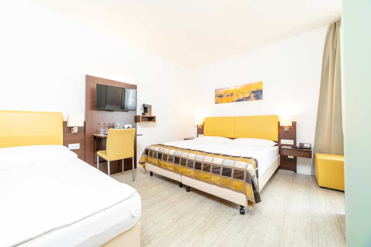 Modern Triple Room | Caja de seguridad en la habitación, escritorio y insonorización