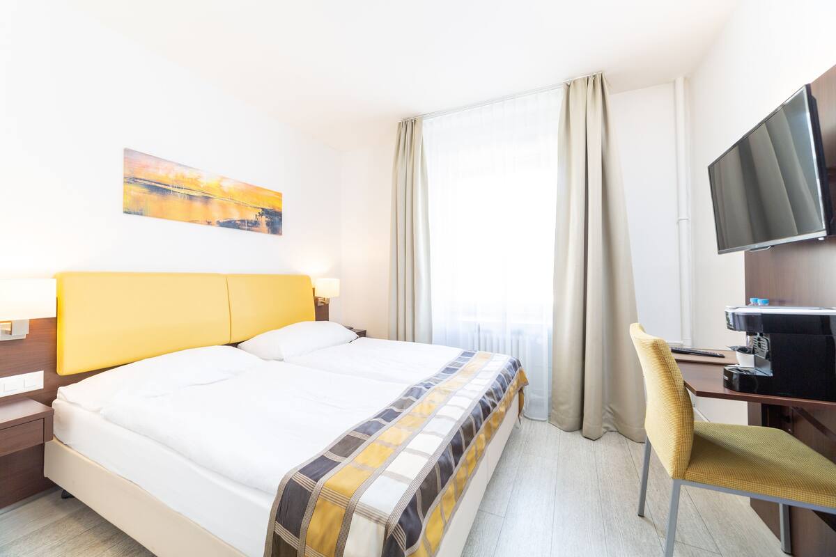 Modern Double Room | Zimmersafe, Schreibtisch, schallisolierte Zimmer, kostenloses WLAN