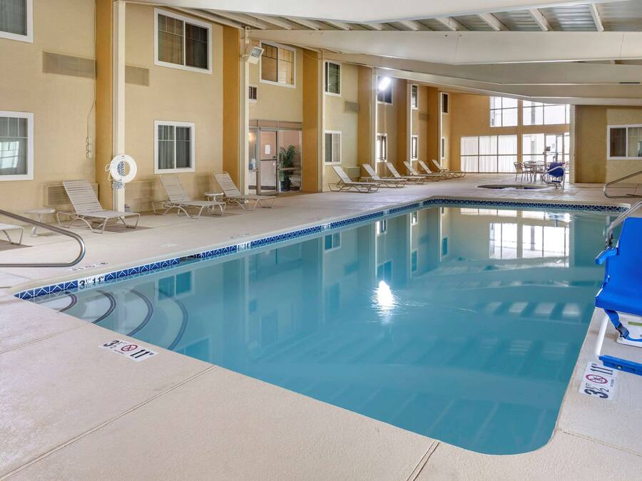 Piscina coperta, con ingresso dalle 08:00 alle 22:00, lettini