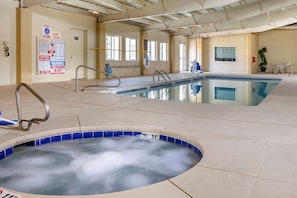 Inomhuspool med öppettider 08.00 till 22.00, och solstolar