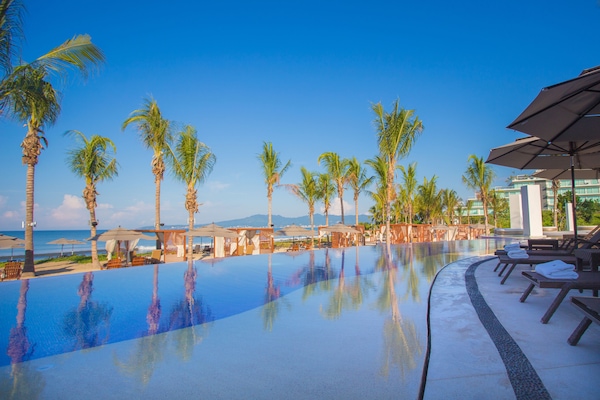 5 outdoor pools, open 7 AM to 8 PM, free pool cabanas, pool umbrellas